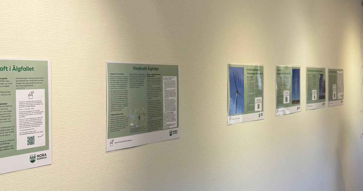 Informationsvägg på biblioteket i Nora, oktober 2025