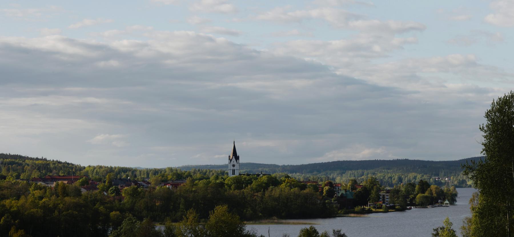 Nora kyrka på avstånd