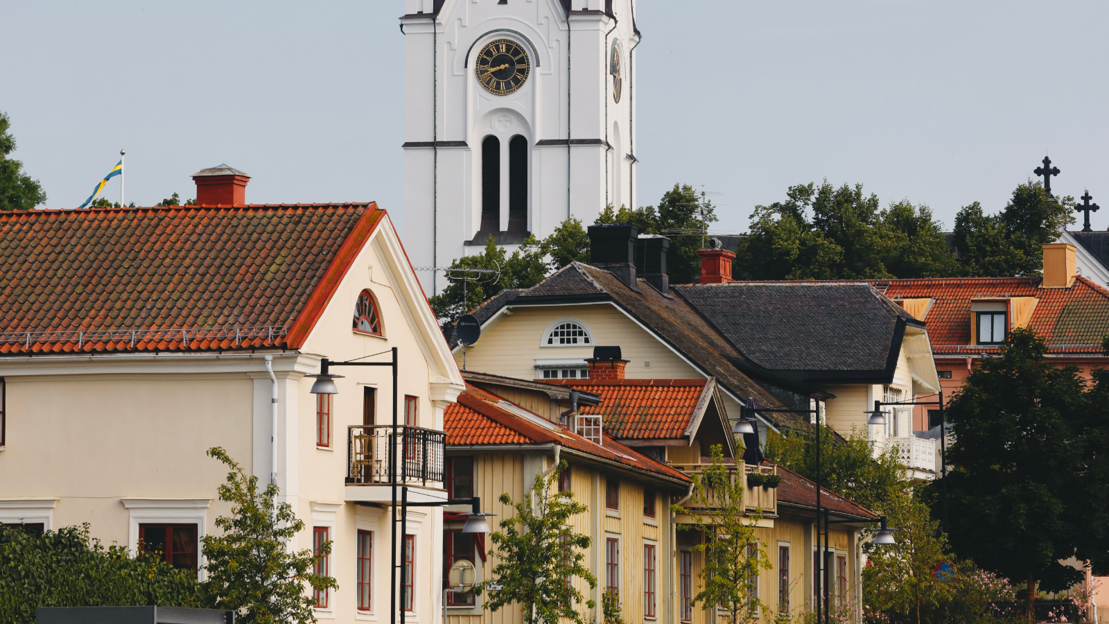 Trästaden Nora, med kyrkan och trähus i bild