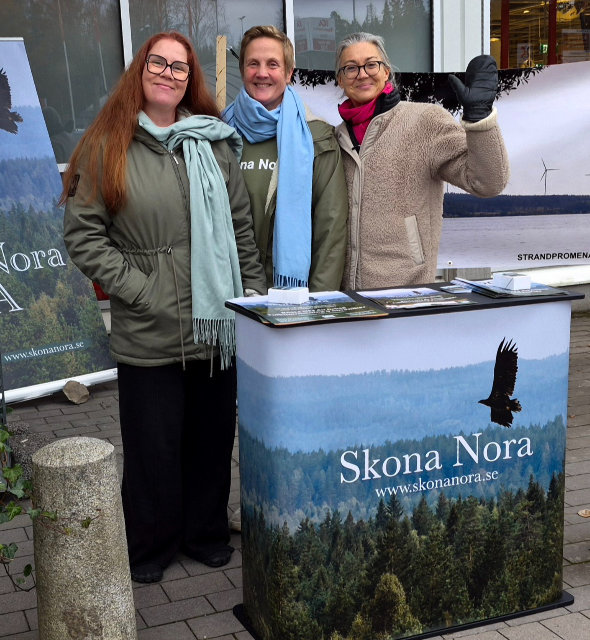 Informationsbord uppställt utanför butik
